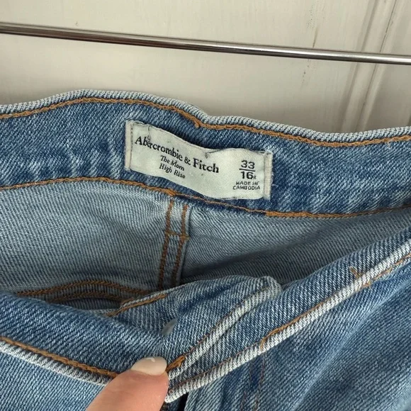 Abercrombie & Fitch Light Blue Relaxed Jeans high rise mom jeans - Picture 3 of 6